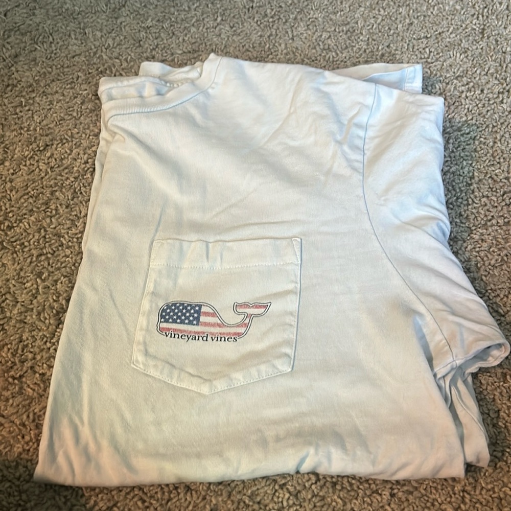 Men’s vineyard vines tee